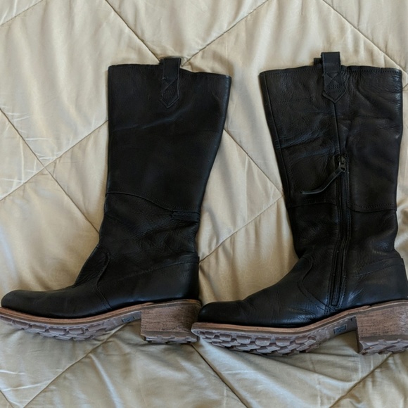 Boots - Picture 3 of 6